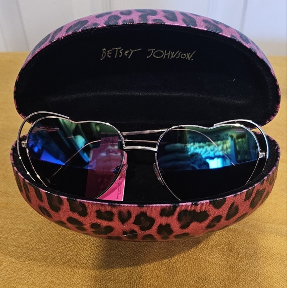 Betsey Johnson Heart Shaped Sunglasses & Sunglass Case Bundle - Picture 11 of 14